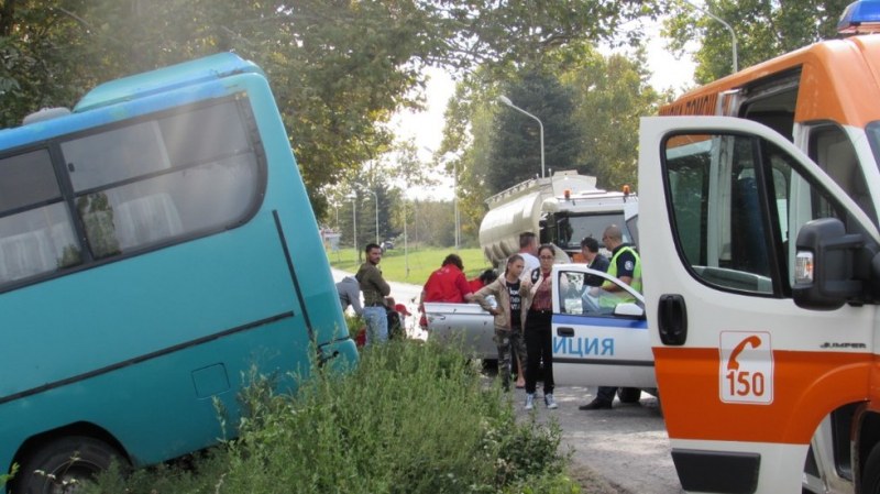 Автобус от градския транспорт катастрофира! Жена в откарана в русенска болница