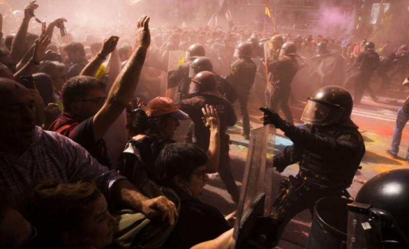 Напрежение и в Каталуния! Полицаи разпръснаха с газ и палки протестиращи