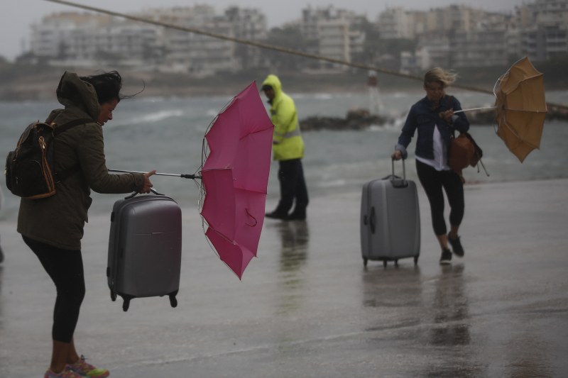 Циклонът “Ксенофон“ все по-близо до Гърция, затвориха летища и пристанища