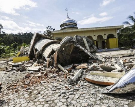Авиодиспечер, извел успешно самолет по време на земетресение, беше обявен за герой