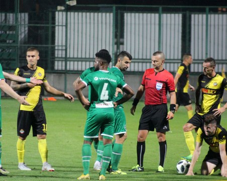 Ботев без трима контузени срещу Верея днес