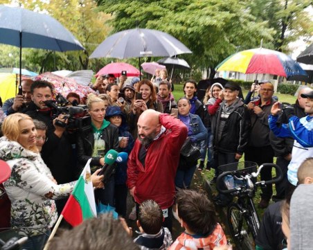 Браво, Краси! Ултрамаратонецът приключи в Пловдив 55-часовото си бягане! СНИМКИ