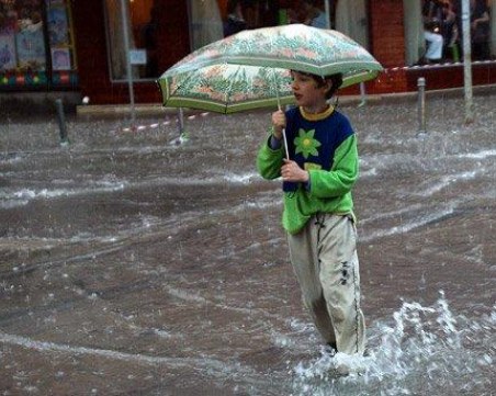 Опасни валежи утре в 5 области! Обявиха оранжев код