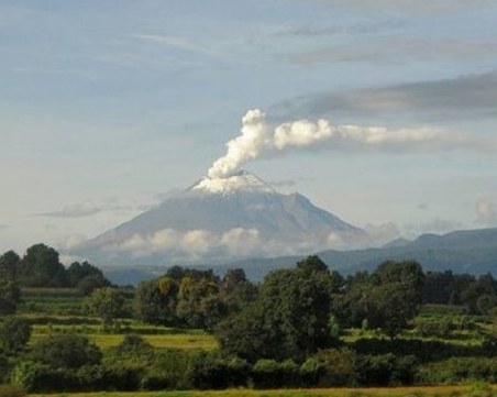 Вулкан изригна в Мексико, дим и пепел на 3 километра в небето
