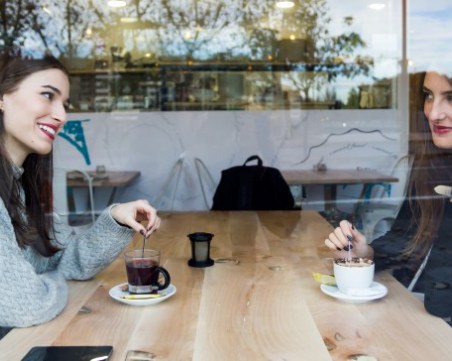 4 неща за връзката ви, които да не разкривате на приятелите си