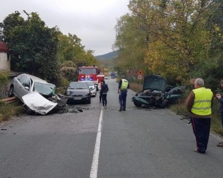 Челен сблъсък! Трима са в болница, пожарникари са рязали ламарините СНИМКИ