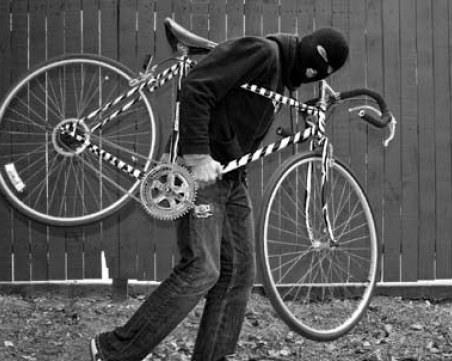 Крадец сви колелото на италианка в Смирненски