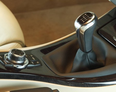 Над 500 нови шофьори се учат само на автоматик,  не могат да сменят скоростите