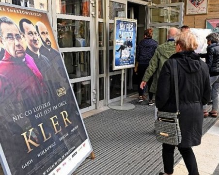 Нов филм за пияни и развратни свещеници потресе Полша