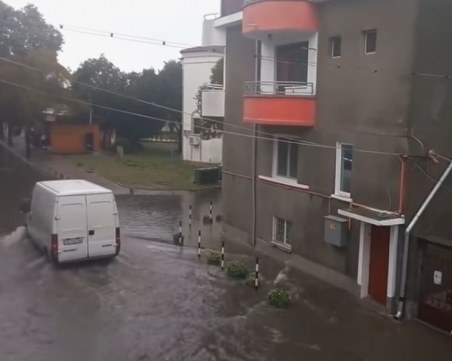 Порой наводни Бургаско! Свлачище затрупа коли, улици са под вода СНИМКИ и ВИДЕО