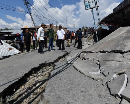 Продължават опитите да открият живи хора след бедствието в Индонезия