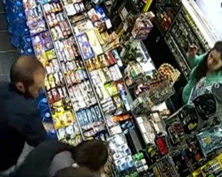 Продавачка и двама клиенти обезвредиха въоръжен с пистолет крадец