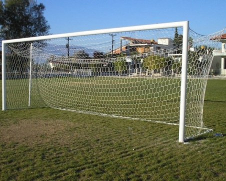 Все още се борят за живота на раненото от футболна врата дете