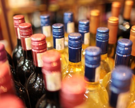 42 души починаха след употреба на фалшив алкохол