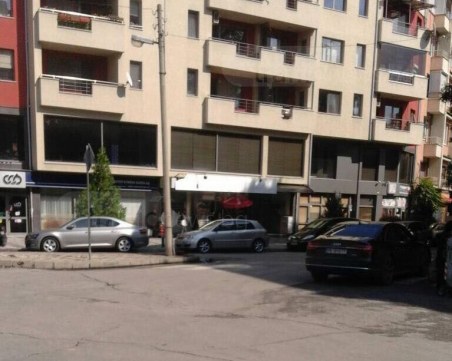 Гледки от Пловдив : Две лъскави возила върху една пешеходна пътека СНИМКИ