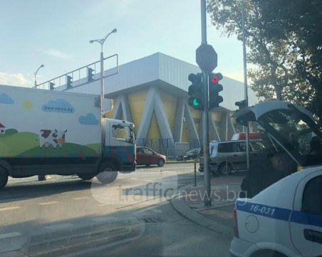 Катастрофа на печално известно кръстовище в Кършияка, на място има линейка и полиция СНИМКА