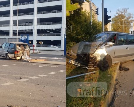 Колите от удара в Кършияка са смачкани до неузнаваемост, по чудо няма тежко пострадали СНИМКИ