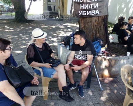 Майки на деца с увреждания на протест в Пловдив днес