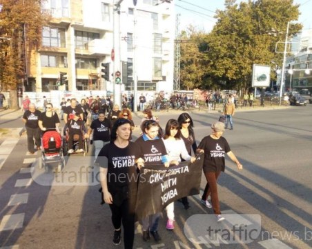 Майки на деца с увреждания протестират на Сточна гара, движението е силно затруднено СНИМКИ+ВИДЕО