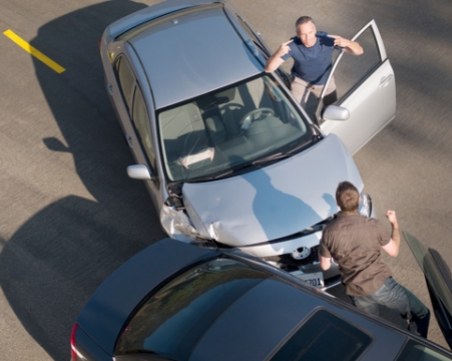 Мъж е в болница след бой заради катастрофа