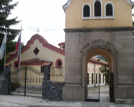 Мъж и жена претарашиха църква в Пещера