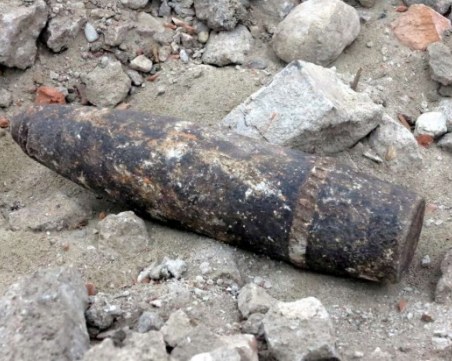 Откриха мина край главен път