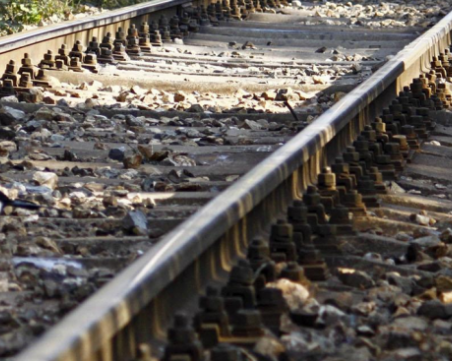 Откриха тяло на мъж до релсите между гарите с. Хан Крум и Търговище