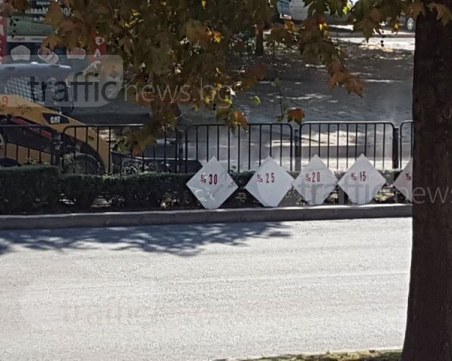 Пловдивски магазин окупира разделителен остров на булевард, рекламира си плочките СНИМКИ