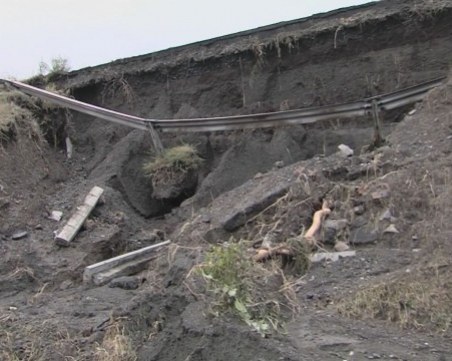 Пороите в Бургаско разрушиха част от мост до летището