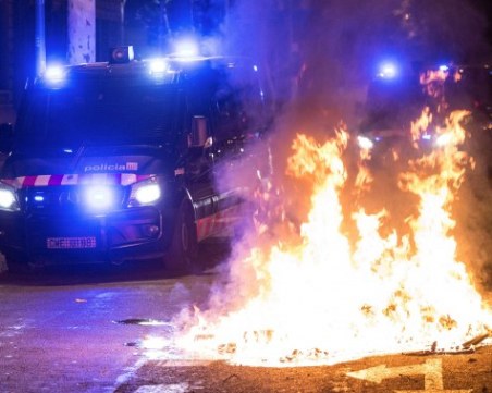 Сблъсъци в Барселона тази нощ! Стотици хиляди протестираха ВИДЕО