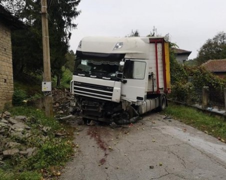 Тир се заби в къща, румънският шофьор заспал! По чудо няма жертви
