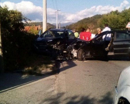 Журналисти са ранени при катастрофа между джип и лек автомобил