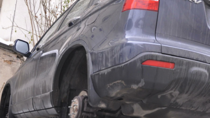 Лек автомобил остана без четири гуми в Пловдив