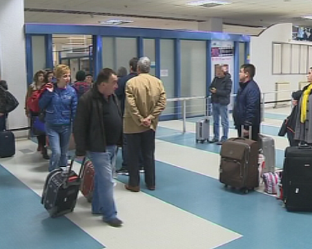 Абсурд! Чужденец избяга от летището в София
