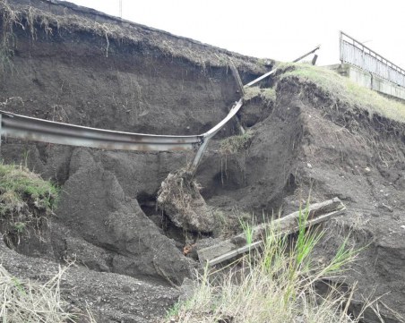 Десетки души може да останат без домове в Бургаско заради свлачище