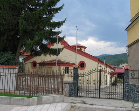 Искат арест за жената, която открадна пари от църквата “Св. Петка“