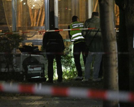 Издирват двама души за среднощната стрелба в София