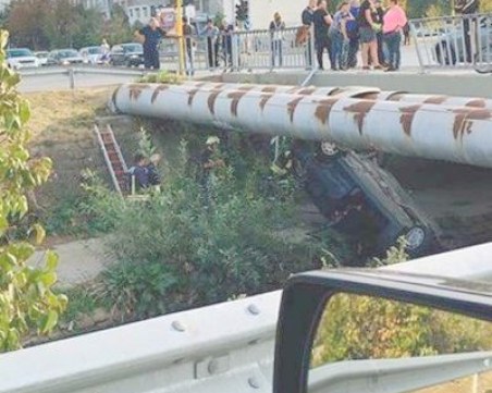 Кола падна в река в столицата СНИМКА