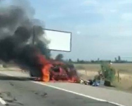 Кола пламна на магистралата за Пловдив, пожарна и полиция са на мястото ВИДЕО