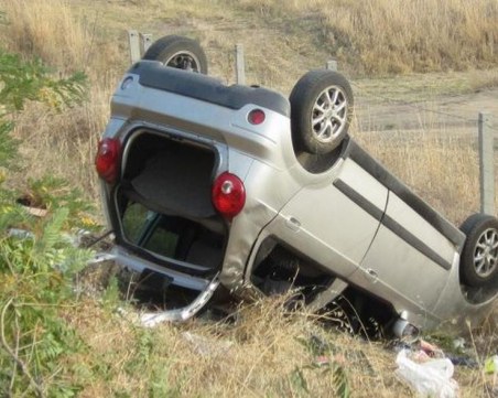 Кола се преобърна в Храбрино,  мъж и жена пострадаха