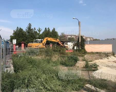 Кръчма Лилия на Коматевско остана в историята, багер я срина със земята СНИМКА