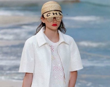 Красива 16-годишна българка дефилира за Шанел в Париж