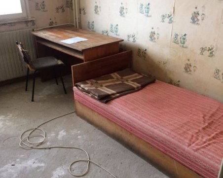 Мизерия! Вие бихте ли живели в такива условия? Това е общежитието на студент в СУ