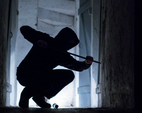 Нагла кражба в Пазарджишко! Внук отмъкна 17 бона от баба си