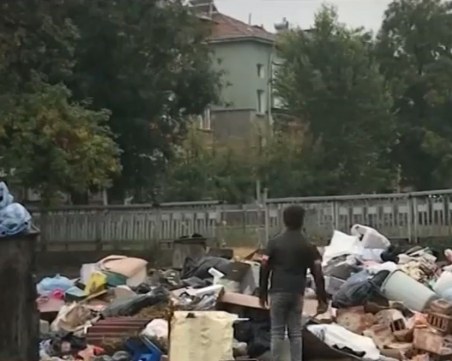 Огромно сметище зарина полицейски участък в Пловдив