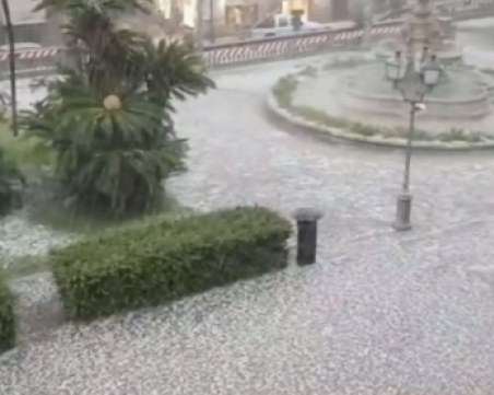 Сняг натрупа в Италия! Бурята предизвика задръствания ВИДЕО