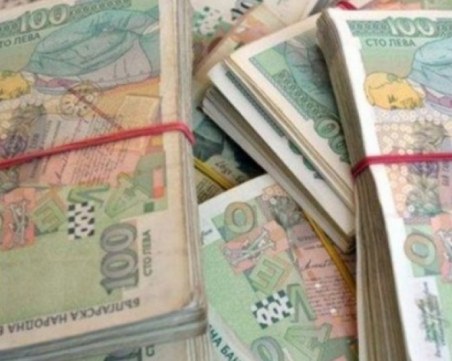 Трима младежи са задържани, след като удариха с 20 бона магазин от голяма търговска верига