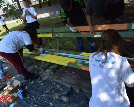 “Целувката“ на Густав Климт се появи върху пейка в Пловдив СНИМКИ