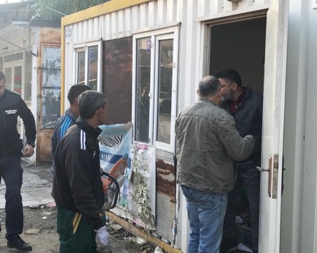 Жители на Столипиново сами започнаха да бутат незаконни магазини СНИМКИ