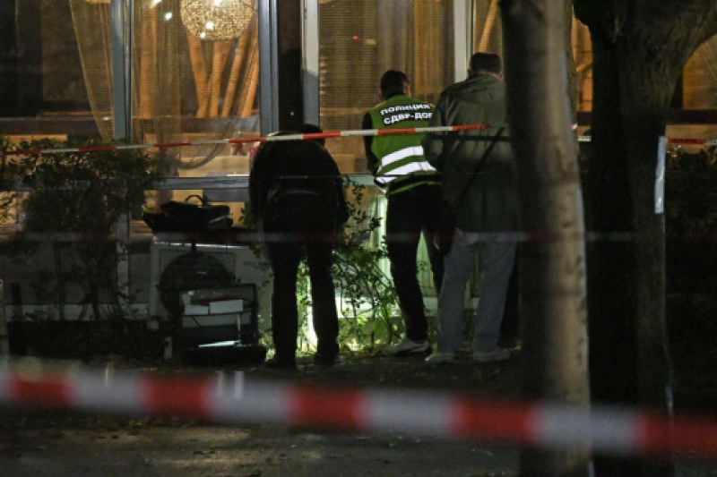 Издирват двама души за среднощната стрелба в София